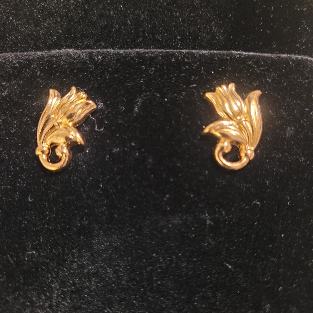 Avon Vintage Elegant Floral Gold Tone Earrings